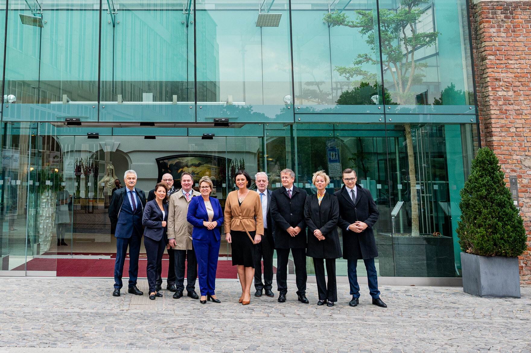 Das Foto zeigt Staatsministerin Barbara Klepsch in Wien mit Elisabeth Köstinger, Österreichische Bundesministerin für Landwirtschaft, Regionen und Tourismus.